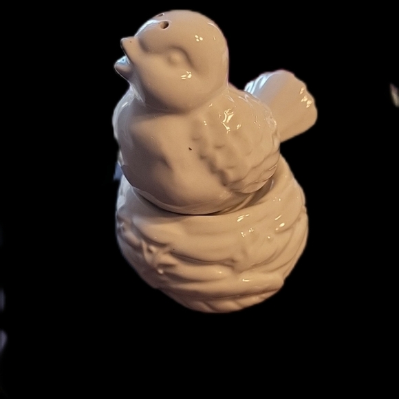 White Bird on a Nest Ceramic Salt Pepper Shakers Stacking set Nesting Vintage - Picture 4 of 9